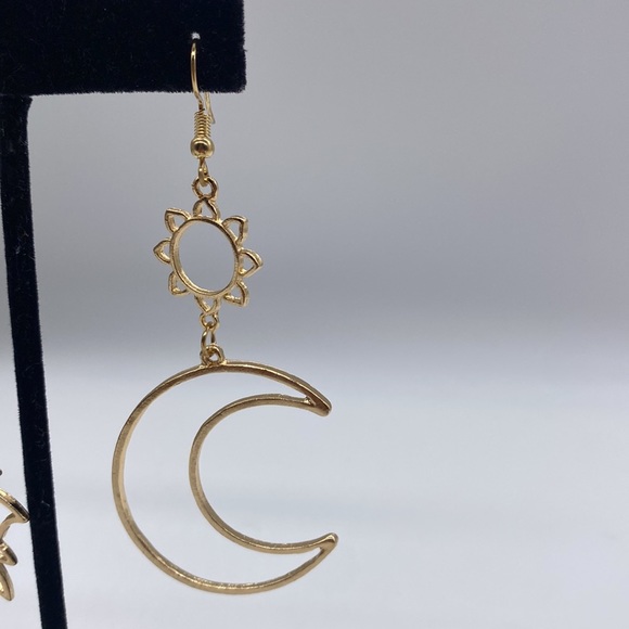 💫✨Sun ☀️ & Moon 🌙 Drop Earrings✨💫 - Picture 7 of 10